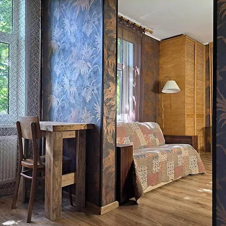 Aviatrix Night Airport Haven Apartment