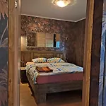 Aviatrix Night Airport Haven Apartman