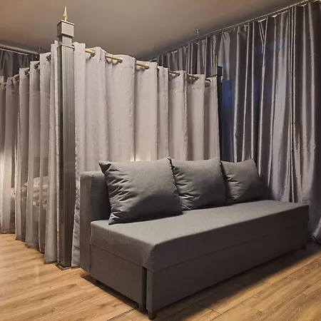 Aviatrix Night Airport Haven * リガ