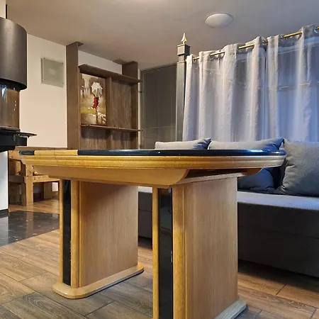 Aviatrix Night Airport Haven リガ