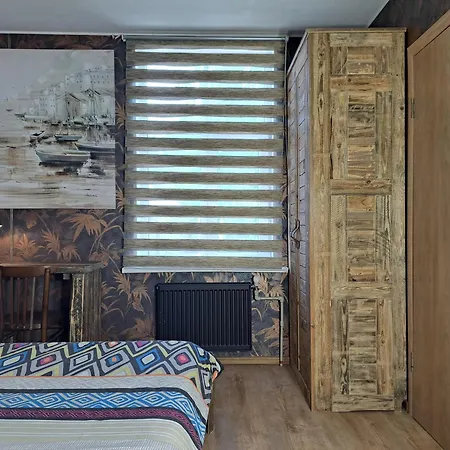 Aviatrix Night Airport Haven * リガ