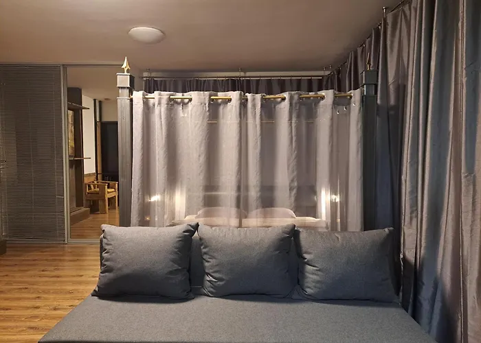 Aviatrix Night Airport Haven *